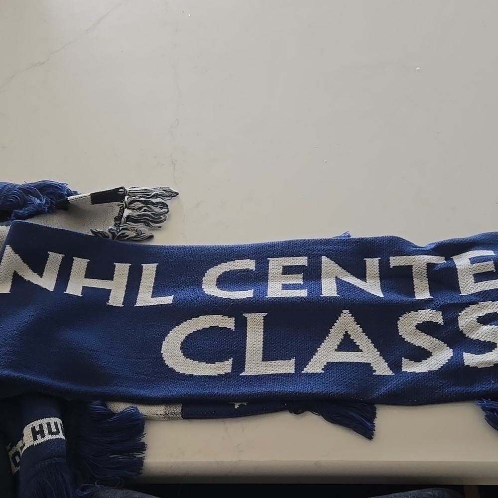 Reebok- Toronto Maple leafs Scarf - Picture 4 of 4